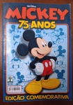 Revista Mickey 75 Anos - Edição Comemorativa Especial (Editora Abril) - Rara - Excepcional exemplar da revista em quadrinhos Mickey 75 Anos - Edição Comemorativa, publicada pela Editora Abril. Um item histórico indispensável e de grande prestígio para qualquer colecionador do universo de Walt Disney, lançado especialmente para celebrar o septuagésimo quinto aniversário de criação do camundongo mais famoso e amado do planeta.