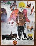 Raro Encarte/Material Promocional Histórico "Os Hardy Boys em Ação"  Editora Abril Cultural (Anos 70) Excelente lote para colecionadores de quadrinhos antigos, literatura juvenil e memorabilia da imprensa nacional. Trata-se de um raríssimo material promocional/encarte original de época impresso na década de 1970 pela lendária Editora Abril Cultural, lançando no mercado brasileiro a famosa "Coleção Jovem Os Hardy Boys Detetives".