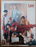 Propaganda Original de Época  Jeans Lee (Inspirada na Obra "O Menino Azul")  Anos 70/80Campanha artística conceitual inspirada na célebre pintura de Thomas Gainsborough, exibindo as tendências de moda, calças e acessórios da marca na virada de década.