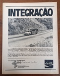 Propaganda Vintage Rara (1984): Coca-Cola "Integração"  Associação dos Fabricantes Brasileiros de Coca-Cola  Memorabília HistóricaExcelente oportunidade para colecionadores de memorabília da Coca-Cola, entusiastas de frotas e caminhões antigos, historiadores e decoradores vintage! Lote composto por uma página original de anúncio publicitário institucional da Associação dos Fabricantes Brasileiros de Coca-Cola (AFBCC), publicada originalmente no final de 1984