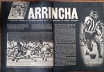 Reportagem Vintage Rara (1961): Garrincha "O Homem-Show do Futebol"  Revista O Cruzeiro  Fotos de Antônio TrindadeOportunidade única para colecionadores de memorabília do futebol brasileiro, torcedores do Botafogo e historiadores do esporte! Lote composto pelo conjunto original de duas páginas internas de uma grande reportagem especial dedicada ao lendário Mané Garrincha, publicada originalmente em dezembro de 1961 na icônica revista O Cruzeiro.