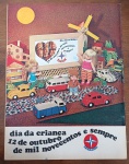 Propaganda Vintage Rara (1970): Brinquedos Estrela  Dia da Criança  Fusca, Kombi, Ambulância e Boneca Gui Gui  Memorabília AntigaUma oportunidade espetacular e cheia de nostalgia para colecionadores de brinquedos antigos da Estrela, historiadores da publicidade nacional e decoradores retrô! Lote composto por uma página original de anúncio publicitário impresso dos Brinquedos Estrela, veiculada originalmente em outubro de 1970 para a campanha histórica do Dia das Crianças.