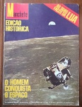 Revista Manchete Edição Histórica Especial (Agosto 1969)  O Homem Conquista o Espaço  Chegada à LuaUma verdadeira joia do jornalismo nacional e um documento histórico imensurável! Trata-se da Edição Histórica Especial da Revista Manchete, publicada pela Bloch Editores em agosto de 1969, pouquíssimos dias após Neil Armstrong e Buzz Aldrin pisarem na Lua. A revista traz uma cobertura fotográfica e jornalística monumental e colorida sobre a missão Apollo 11. Destaca na capa o módulo lunar deixando a superfície com a Terra ao fundo, e inclui o caderno especial "As Duas Faces da Lua". Item de colecionismo de alto nível, ideal para acervos históricos.