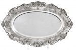 Bandeja de prata teor 833, formato oval com bordas ricamente ornamentadas em relevo com motivos conc
