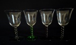 Lote com 4 lindas taças para vinho tinto, confeccionadas em vidro translúcido com pês coloridos em gomos . Obs.: Apresenta discreto bicados em duas taças. Med.: 16 cm.