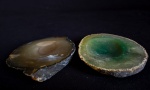 Lote com 2 cinzeiros em ágata, nas cores âmbar e verde. Med.: 10 x 12 e 10 x 12 cm.