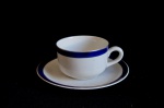 Xícara de coleção, confeccionada em porcelana japonesa, na cor branca, decorada na cor azul e douração.