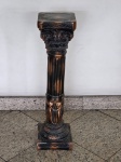 Coluna italiana, confeccionada em estuque, com pátina com douração. Med.: 76 x 19 x 19 cm.