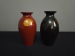 Lote com 2 floreiras, confeccionadas em cerâmica, esmaltada, nas cores, terra cota e preto, com douração. Med.: 25 x 13 e 25 x 13 cm.