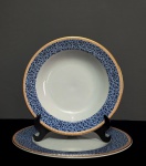 Conjunto de pratos de coleção, confeccionados em porcelana branca, borda decorada com flores e friso dourado., sendo um prato raso e um prato fundo. Med.: 23,5 e 26,5 cm.