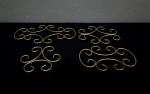 Lote constando 4 apoiadores para panela, confeccionados em metal prateado. Med.: 17 x 16 a 19 x 25 cm.