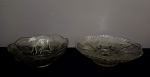 Lote constando 2 peças, confeccionadas em vidro prensado, translúcido, decoradas com flores em relevo, sendo: 1 fruteira de pé alto, com borda onduladas e um bowl. Med.: 10 x 26 e 9 x 31 cm.