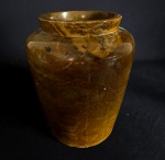 Grande vaso, confeccionado em pedra. Med.: 31 x 25 cm.