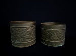 Par de cachepôs, confeccionados em metal dourado, martelado. Med.: 15 x 19 cm.