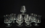 Lote com 9 taças, para conhaque, confeccionadas em cristal, sendo em duas padronagens. Med.: 13 cm.
