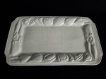 Travessa, confeccionada em faiança, na cor branca,decorada com legumes. Med.: 53 x 31 cm.