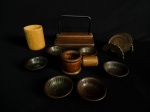 Lote com 17 peças confeccionadas em madeira sendo: 1 porta guardanapo, 7 porta copos acompanhando suporte, 6 pequenos bowls, 1 mini suporte , 1 quebra noz e 1 copo. Med: 2 x 7 a 13 x 18 x 15 cm.