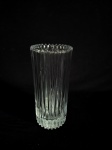 Vaso confeccionado em vidro canelado. Med: 19 x 8cm.
