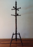 Cabideiro confeccionado em madeira ricamente torneado. Med: 183 x 50 cm. Obs.: Retirada com agendamento prévio, em Santa Teresa.