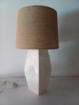 Abajur com base em cerâmica na cor branca, com cúpula em juta. Med: 72 x 35 cm. Obs.: Pequeno bicado na base. Retirada com agendamento prévio em Santa Teresa.
