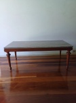 Mesa da centro no estilo inglês, com tampo em mármore. Med:42 x 109 x 49 cm. Obs: Retirada com agendamento prévio em Santa Teresa.