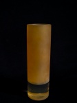 Vaso confeccionado em resina acrílica, na cor laranja. Med: 22 cm.