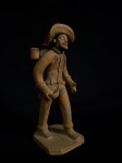 ARTE POPULAR- HELENO MANOEL- Escultura representando cangaçeiro, confeccionado em barro cozido. Med: 20 x 9 x 9. OBS: fio de cabelo no braço direito.