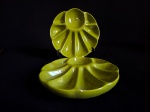Par de lindas petisqueiras, confeccionada em porcelana, vitrificada na cor verde, com 9 divisórias cada. Med.: Obs.: 1 Com dois bicados e 1 com um bicado. 4 x 21.5 x 21.5 cm.