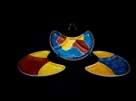 Lote com 3 petisqueiras, confeccionadas em porcelana , na cor branca, ricamente policromada, em forma de lua. Med.: 19 x 10 cm.