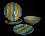 Lote com 5 peças, confeccionadas em porcelana , na cor branca, com decoração, no padrão geométrico, nas cores amarelo, azul, verde, rosa e verde, sendo: 1 bowl,1 prato de sobremesa e 3 pratos rasos de jantar. Med.: 19  a 7,5 x 22 cm.