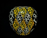 Grande vaso bojudo, confeccionado em cerâmica, na cor branca, pintado a mão, decorado com letras,nas cores amarelo, preto e branco. Med.: 26 x 26 x 15 cm.