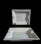 Lote com 2 cinzeiros, confeccionados em porcelana, na cor branca.. Med.: 4 x 18 x 18 cm.