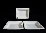 Lote com 3 cinzeiros, confeccionados em porcelana, na cor branca.. Med.:3 x 17 x 14 cm.