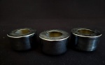 Lote com 3 castiçais, confeccionados em metal prateado. Med.: 5 x 8 cm. 