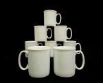 Lote com 8 canecas confeccionadas em porcelana branca. Med: 7,5 cm