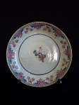PRIMEIRO BARÃO DE ALEGRETE ( JOÃO JOSÉ DE ARAÚJO GOMES) - Companhia das Índias- Prato circular, em porcelana, Companhia das Índias, pertencente ao serviço de jantar do requerido nobre. Decoração nos esmaltes da família rosa, com flores e arabescos sobre fundo branco. Século XIX. . Med.: 22 cm. Obs.: Discreto fio de cabelo.
