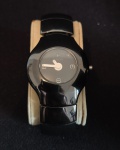 RADO XERAMO HIGH TECH CERÂMIC- Relógio suíço feminino na cor preta, mostrador na cor preta com ponteiros na cor branca. Diâmetro: 32 mm. Funcionando.