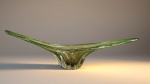 MURANO - Magnífico e grande centro de mesa, da década de 50, confeccionado em vidro italiano, soprado, na cor verde, no formato navete. Med.: 23 x 96,5 x 17 cm.
