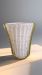 BOROVIER & TOSO - MURANO - Belíssimo e grande vaso, da década de 50, em vidro  soprado, na cor rosa e translúcido, corpo gomado, com bolhas e  pó de ouro e adornado nas laterais por morizas. Med.: 37 x 30,5 x 19,5 cm.