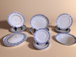 GRINDLEY - Parte de aparelho de jantar em porcelana inglesa bege, decorada com desenhos geométricos na cor azul, filetada a ouro na borda. constando:  1 Sopeira, 6 pratos rasos , 4 pratos fundos, 4 pratos de sobremesa, 2 travessa ovais rasa, 1 travessa oval fundas.