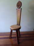 Cadeira tripé da decada de 70, confeccionada em madeira e assento em tecido. Med: 122 x 48 cm. Obs.: Retirada em Santa Teresa, mediante agendamento.