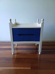 Mesa de cabeceira com duas gavetas, confeccionada em madeira laqueada na cor branca e azul. Med: 58 x 50 x 36 cm. Obs.: Retirada em Santa Teresa, mediante agendamento.