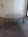 Mesa de centro, com pés em metal e tampo em granito. Med: 40 x 1 x 1 cm. Obs.: Retirada em Santa Teresa, mediante agendamento.