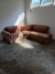 Sofá em curva, confeccionado em madeira revestido em tecido cotele na cor marrom. Med: 80 x 208 x 220 cm. Obs: No estado, apresenta marcas do tempo. Retirada mediante agendamento, Santa Teresa.