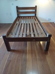 cama de solteiro, confeccionada em madeira maciça. Med: 82 x 220 x 100 cm. Obs: não acompanha colchão. Obs.: Retirada em Santa Teresa, mediante agendamento.