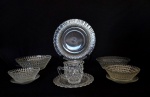 Lote com dez peças e vidro prensado no padrão geométrico, sendo: Cinco bowls, quatro pratos e uma cremeira. Med.: 11 à 29 cm.