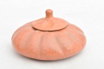ARTE POPULAR - Linda farinheira em forma de abóbora, confeccionada em barro. Med.: 8 x 17 cm.