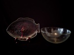 Lote, constando 2 peças em vidro translucido, sendo: Uma petisqueira no formato de peixe  e um grande bowl. Med.: 2 x 28 x 20 e 11 x 25 cm.