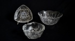 Lote constando 3 peças para servir, confeccionadas em vidro prensado, translúcido, ricamente decorado com flores em relevo e estrelas, sendo: 2 bowls e um porta confeitos. Med: 6,5 x 13  a 10 x 22 cm