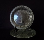 Lote com dois pratos para bolo em vidro prensado, com lapidação losango. Med.: 29 cm.
